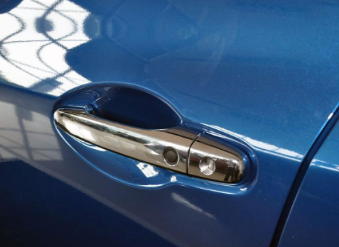 一般汽车上锁后,人从车里不能打开车门吗