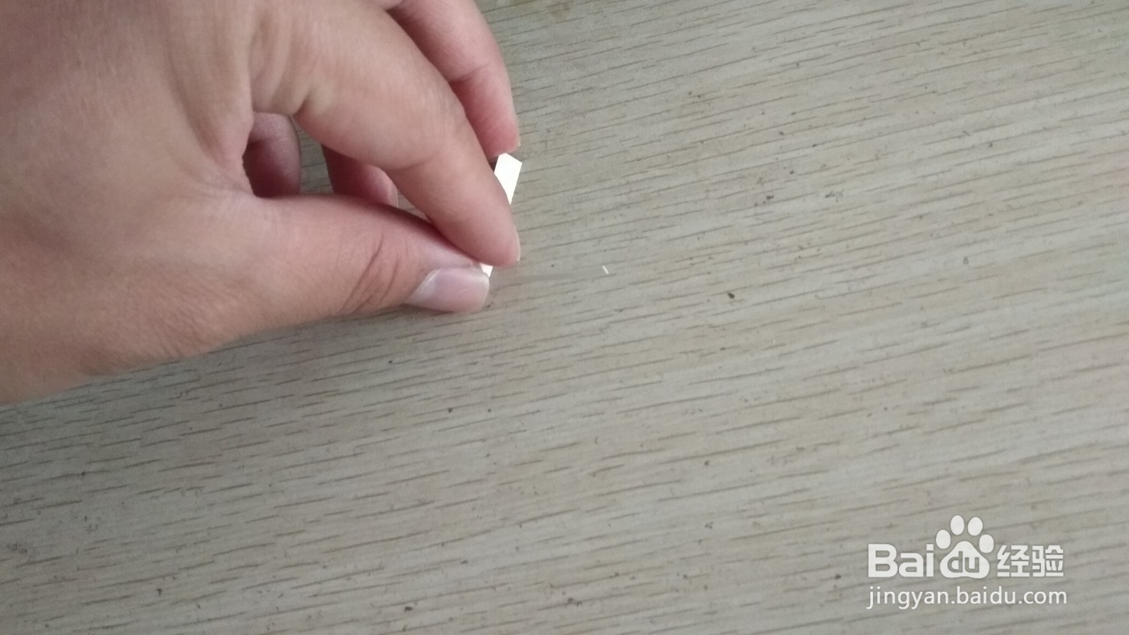 如何用一小块硬卡纸做两支中性笔的简易支架