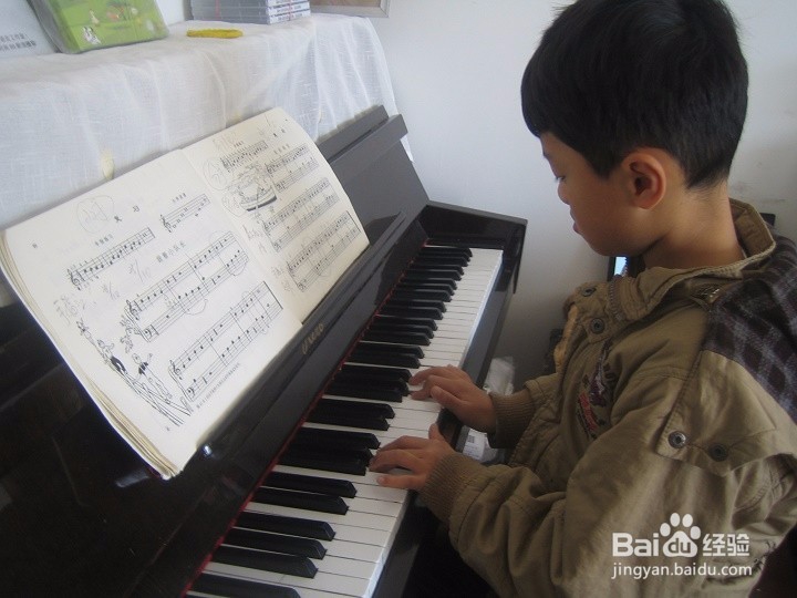 老年人怎样让孩子练习弹立式钢琴---短视频