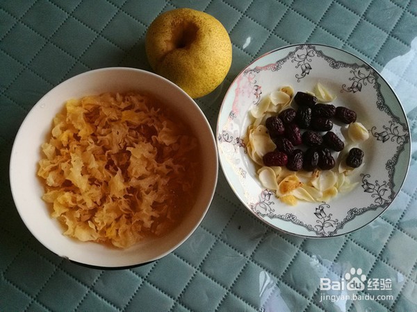 如何制作银耳雪梨百合红枣汤