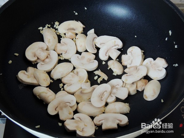 制作美味的芦笋炒口蘑