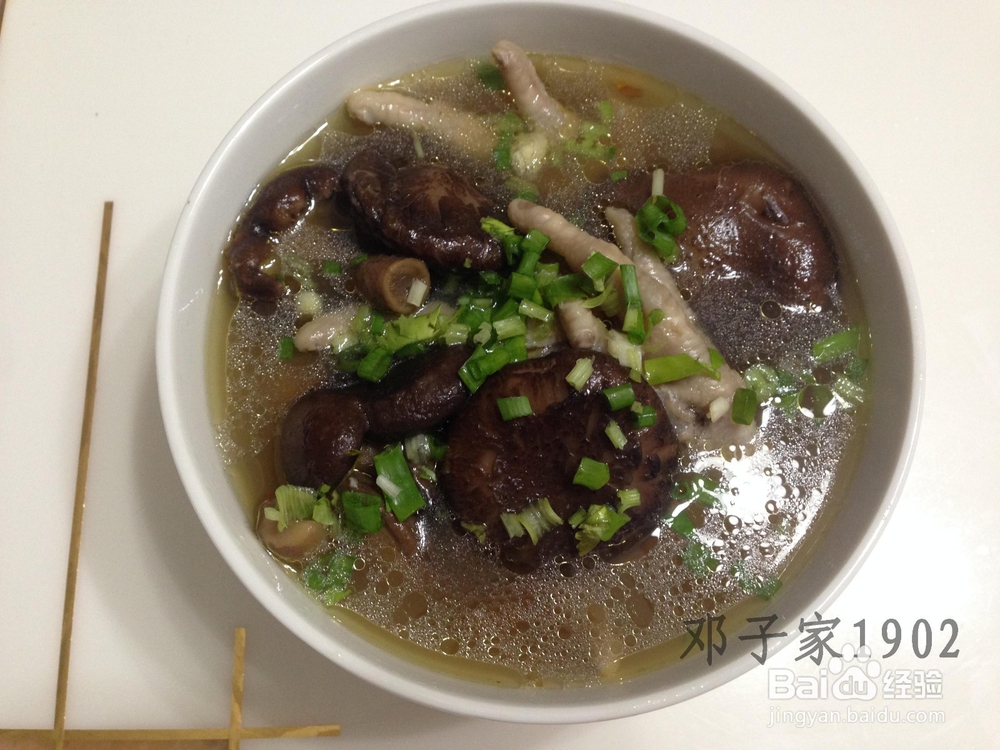 邓子家做的不油不腻好喝还美容的香菇凤爪汤