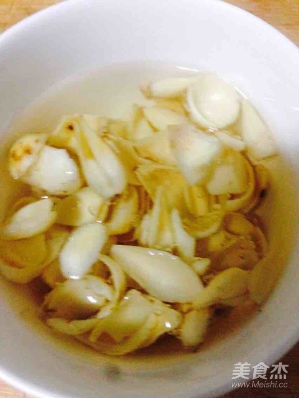 火龙果莲子百合桂圆银耳汤