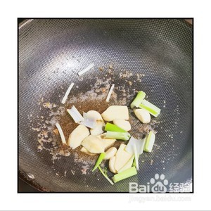 梭子蟹炒面疙瘩的做法