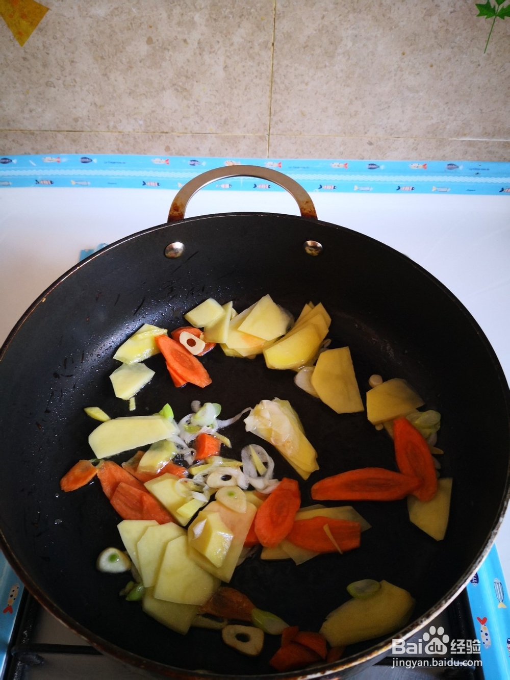 制作美味的娃娃菜炒土豆片
