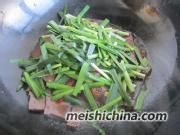 韭菜炒血块的做法