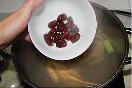 经典枣枸杞乳鸽汤