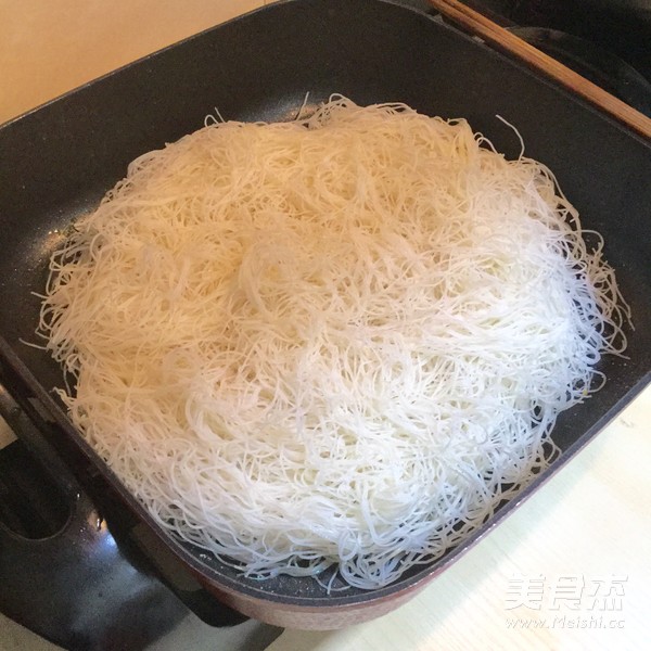 菜心炒米粉的做法
