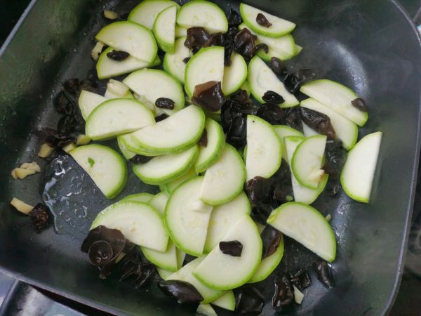豆泡木耳炒西葫芦