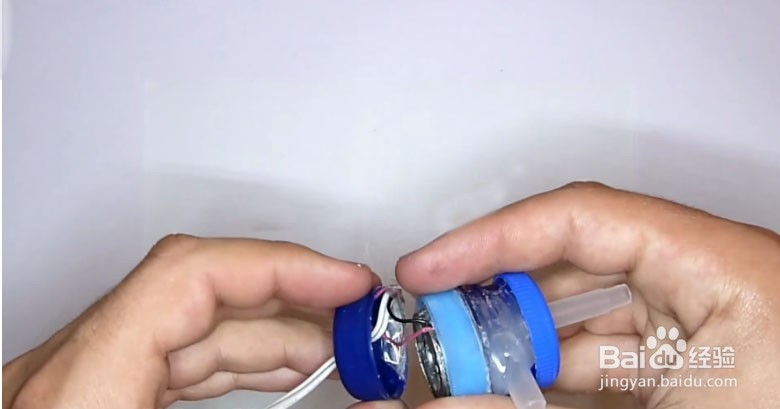 如何用几个瓶盖组合制作一个小型水泵？