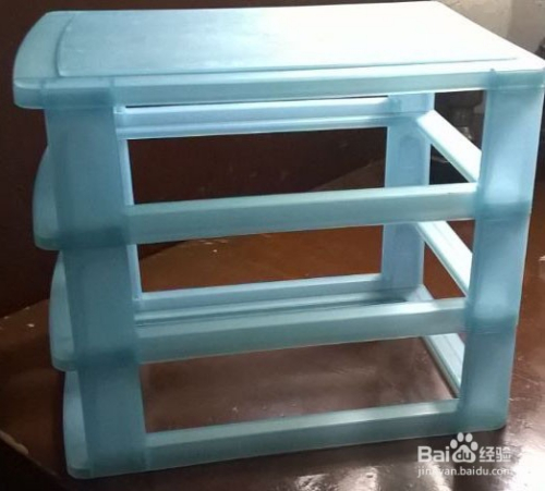 个小抽屉拿出来放在写字台抽屉里,还能分类隔离储物,留下塑料架子待用