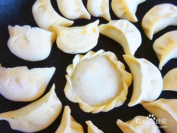 如何制作外筋里嫩的角瓜鸡蛋水煎饺