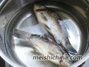 奶白色营养汤——鲫鱼蘑菇汤