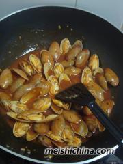 四步让花蛤快速去泥沙的妙招——番茄红烩花蛤