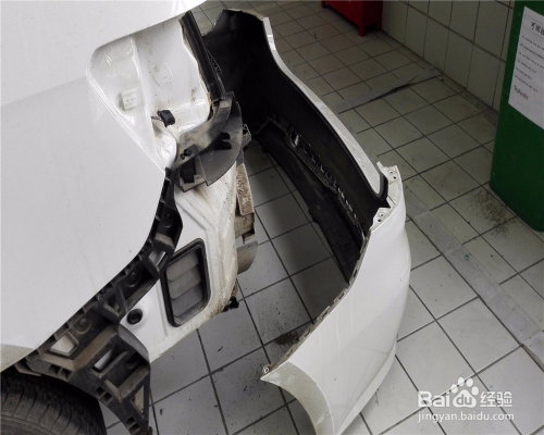 当后保险杠受到损伤,需要修复或者更换的时候,我们就需要拆解后保险杠