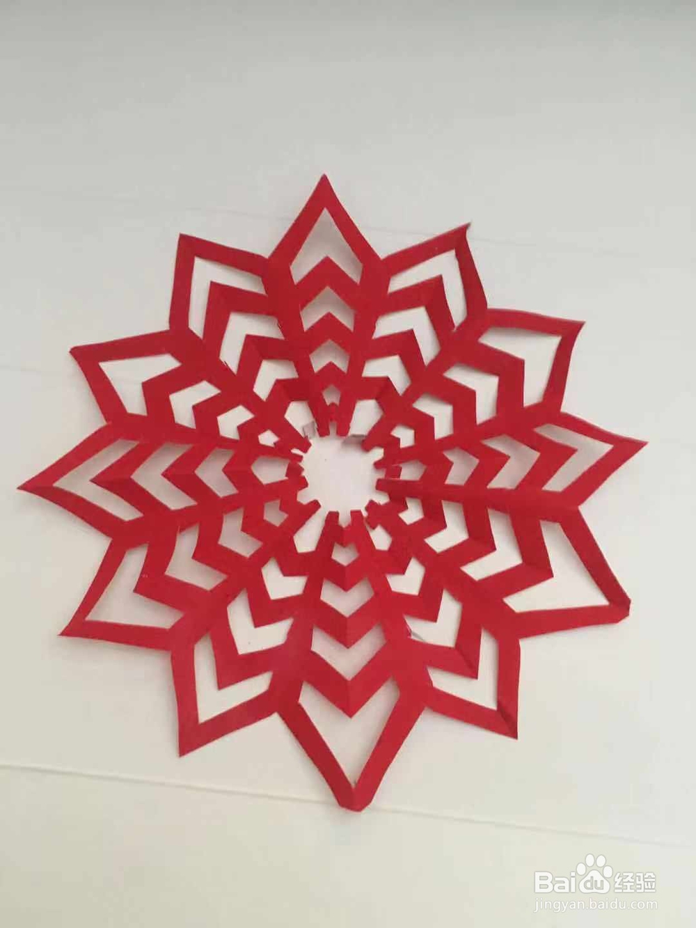 一副漂亮的松针团花图案 怎样用彩纸裁剪