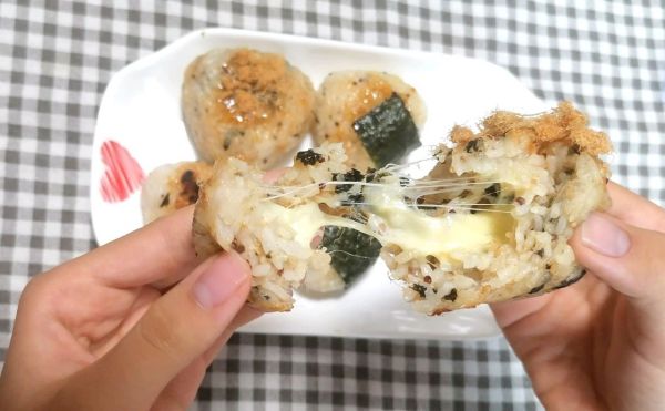 和宝贝一起做肉松海苔饭团