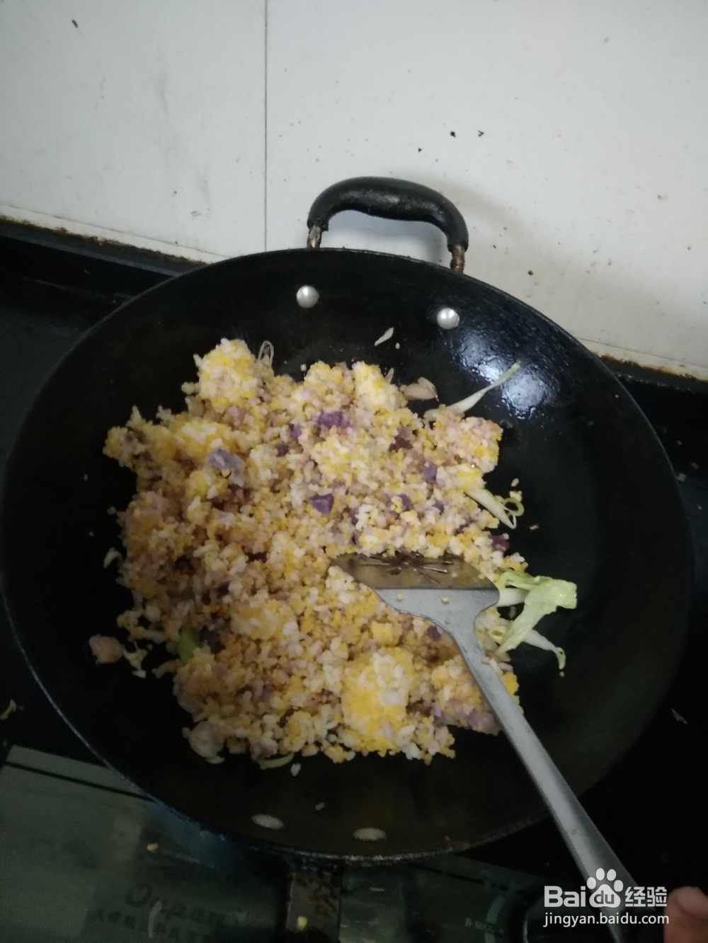 蹄膀罐头肉炒米饭