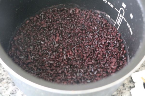 燕麦牛奶黑米团