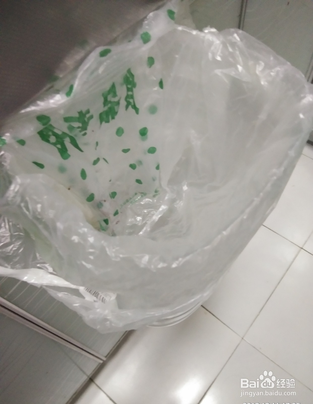 家庭小妙招-可挂厨房柜门垃圾桶的制作方法