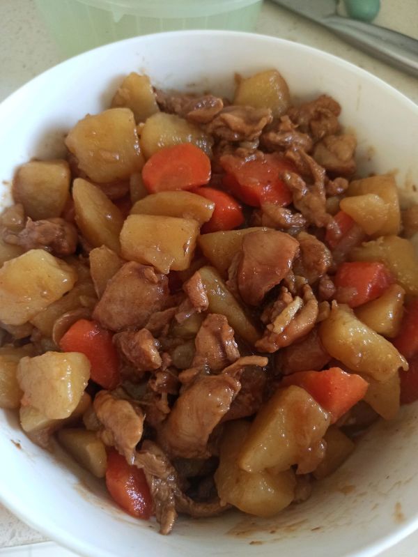 胡萝卜土豆炖鸡块