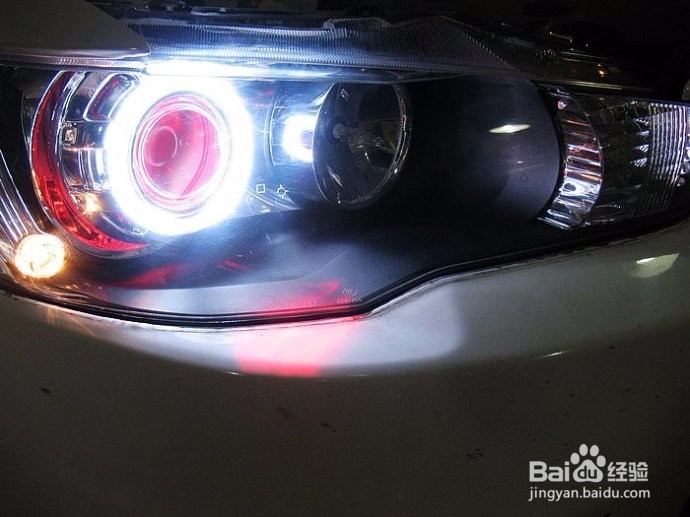 汽车大灯连闪三下什么意思？