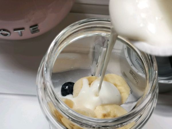 蓝莓香蕉椰香奶昔