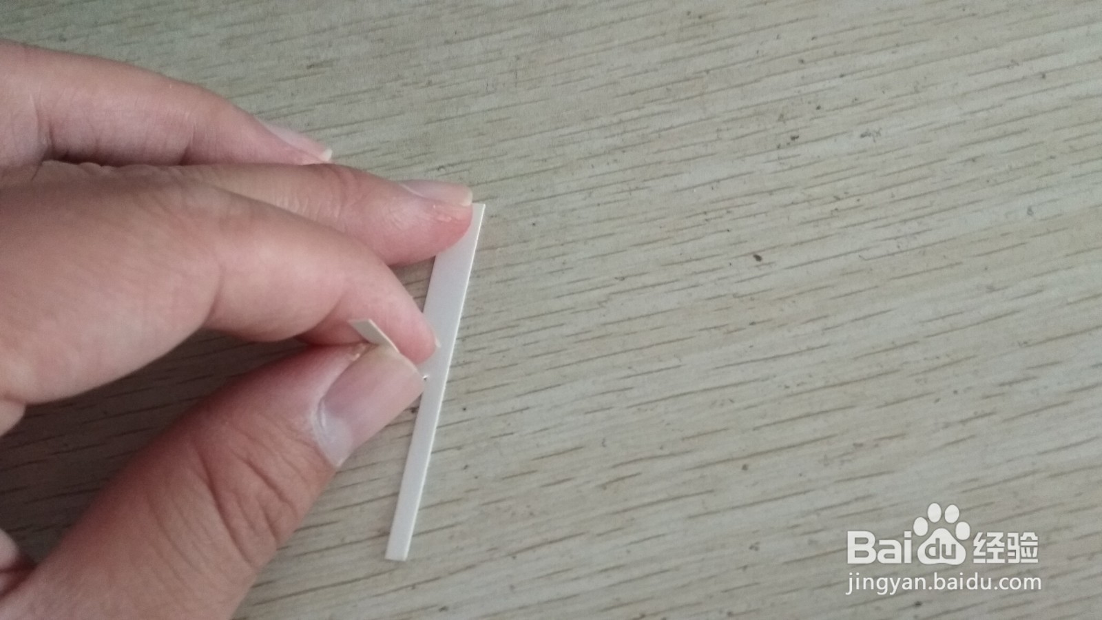如何用一小块硬卡纸做两支中性笔的简易支架