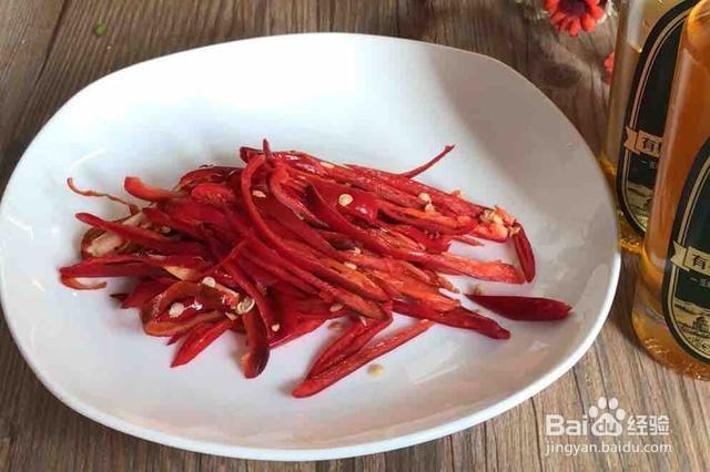 家庭自制红椒炒韭菜