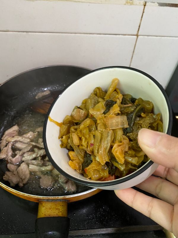 酸菜肉丝炒意面