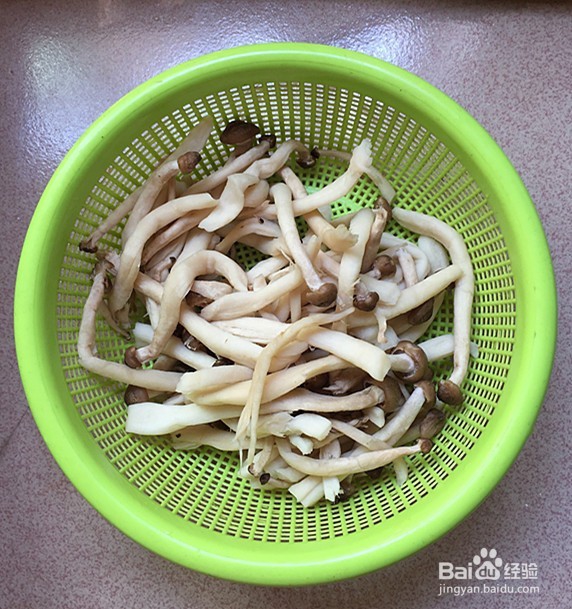 海鲜菇煮狭鳕鱼柳