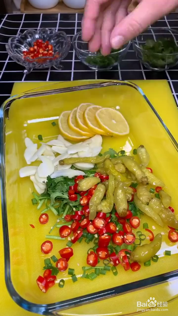如何制作好吃酸辣的无骨鸡爪