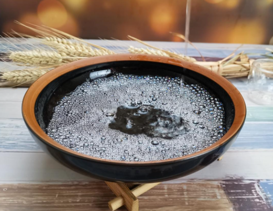 白酒摇晃后酒内很多细小气泡