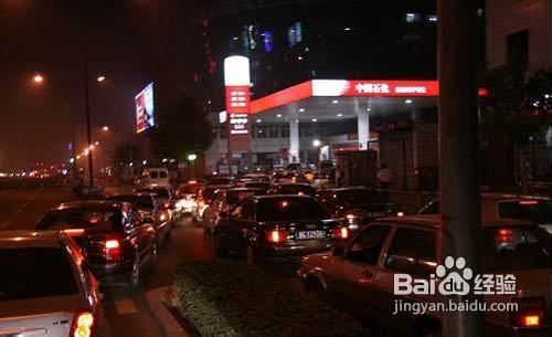 油价涨排队加油到底值不值