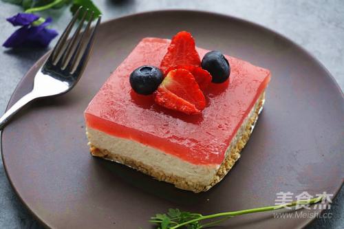 冷藏好的慕斯,切块后,放上水果做下装饰就可以了