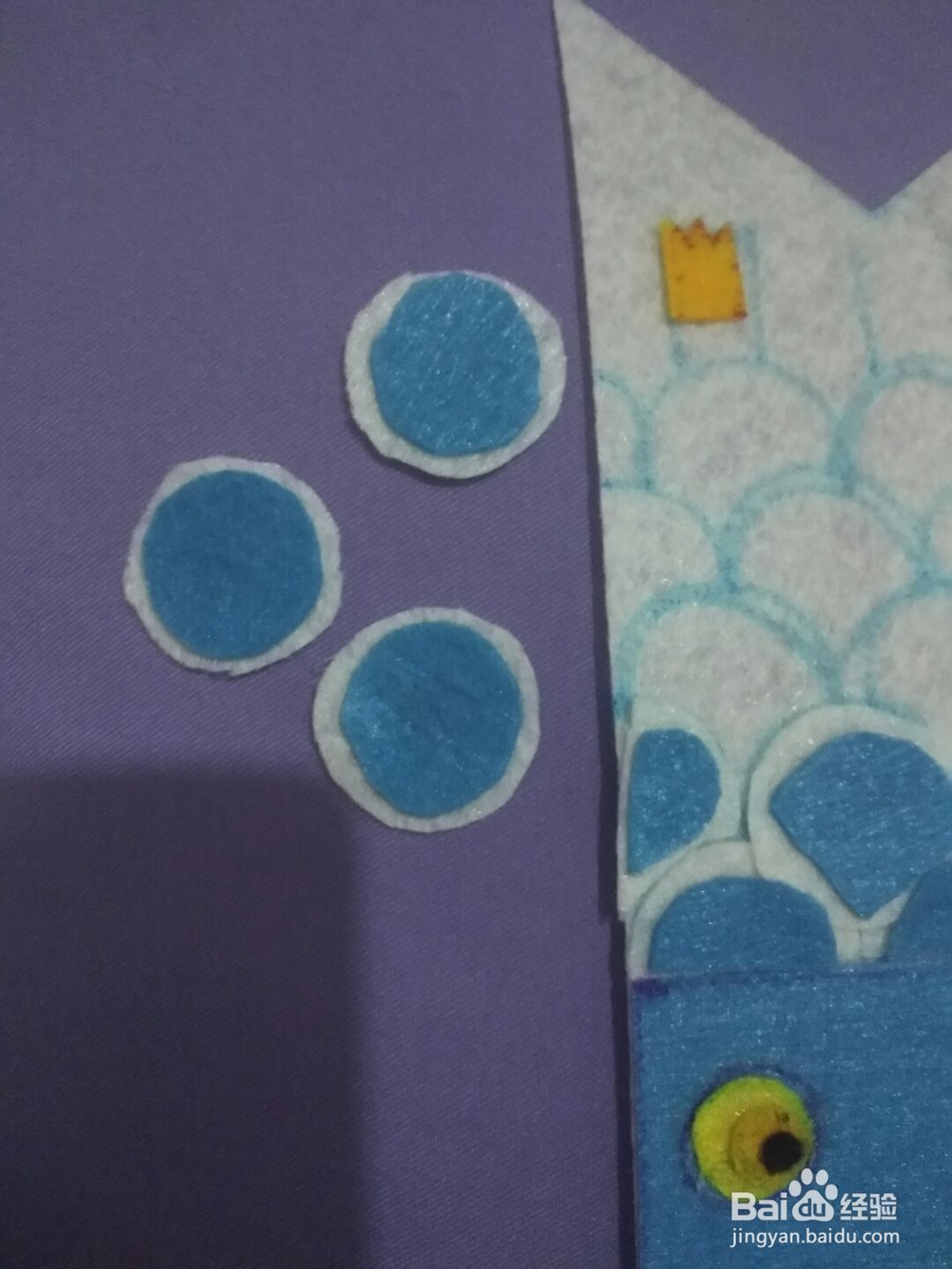 奶奶的巧手制作鲤鱼不织布笔袋