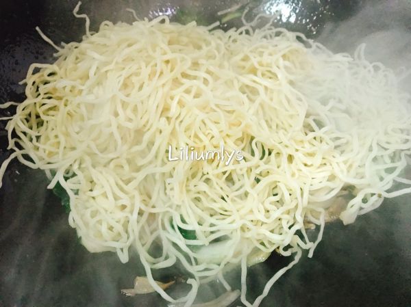 香辣平菇蔬菜炒面#10分钟早餐大挑战#