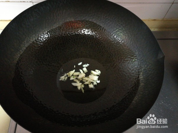 豆角丁炒面包的做法