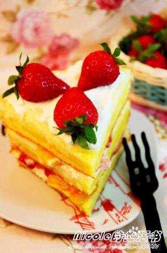 低脂高纤富含C的营养早餐——电饭锅版草莓蛋糕