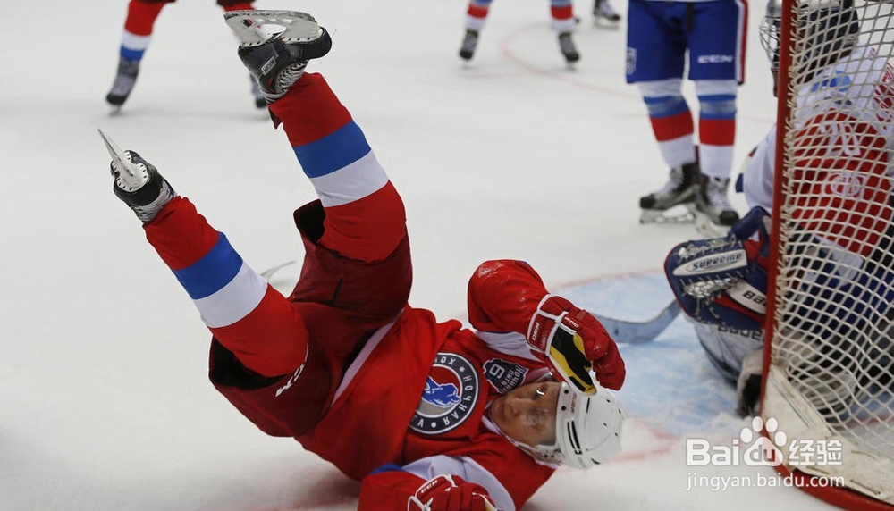 普京打冰球展硬汉本色 摔倒仍在追球