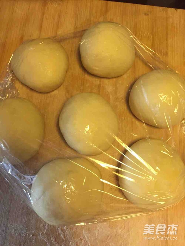 中种牛奶豆沙面包