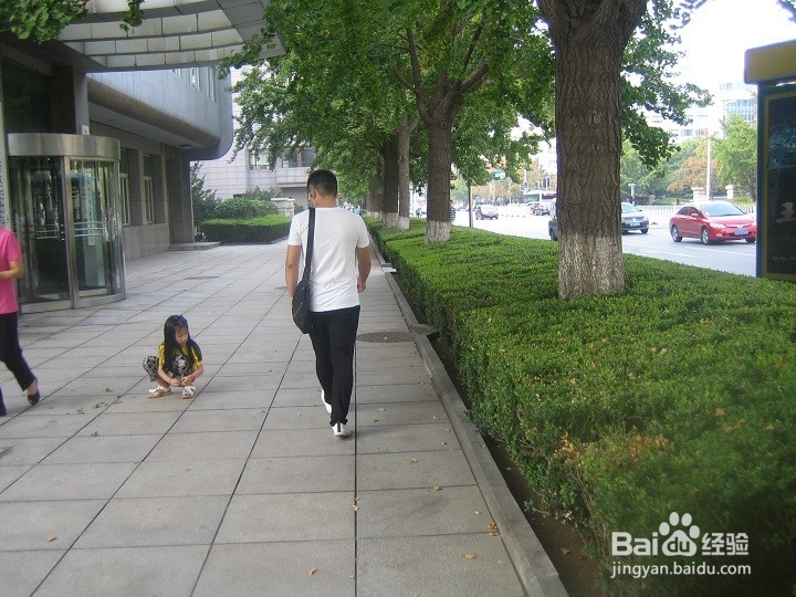 朋友在一起要注意道路行走安全