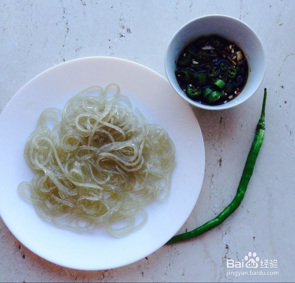 怎样做凉拌杭椒土豆粉呢？