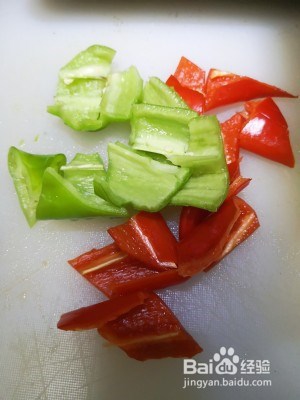 如何制作红烧三黄鸡？