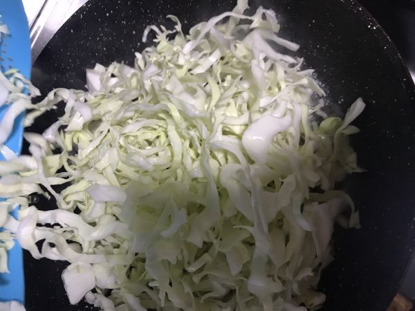 鲜虾火腿圆白菜炒粉丝