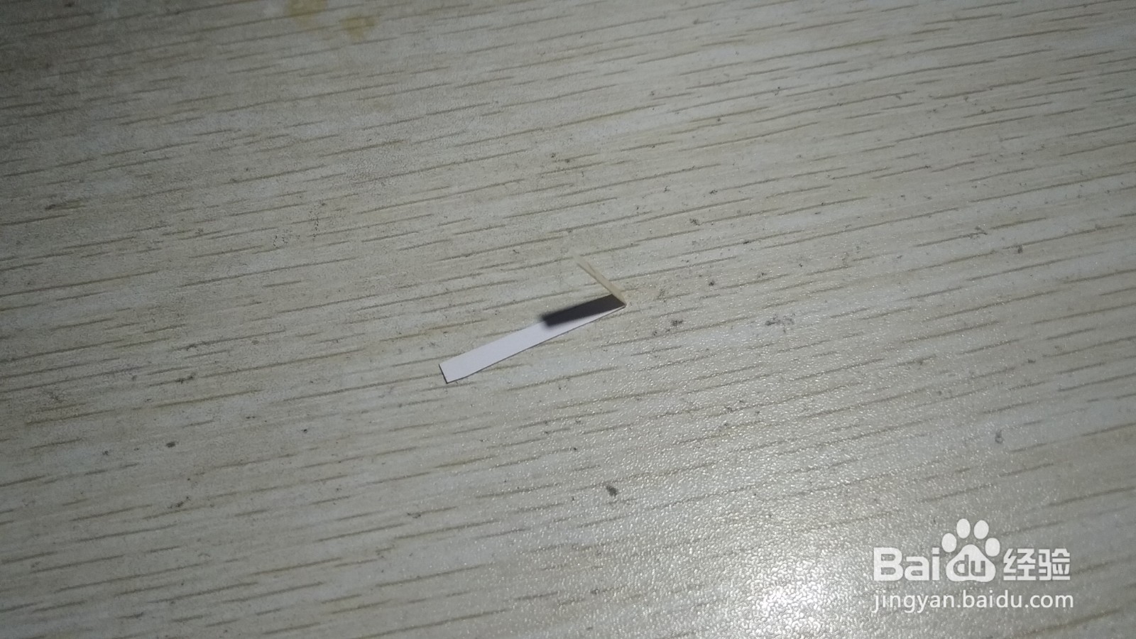 如何用细长的硬卡纸做有弧度的中性笔的支架