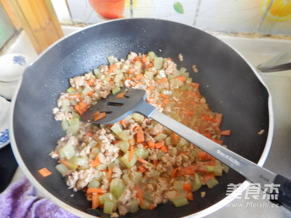 沙茶莴笋肉末凉拌米线