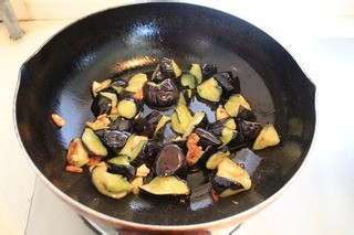 如何制作美味红烧茄子