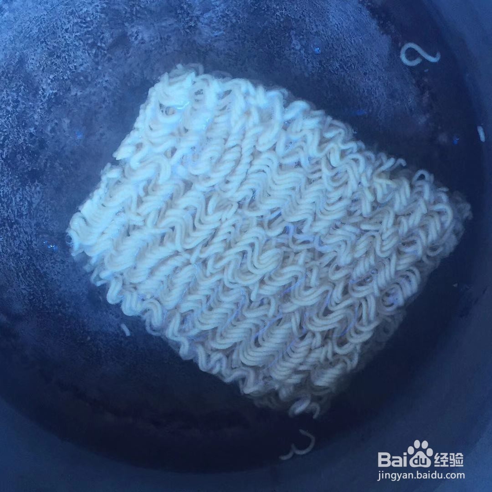 鸡蛋白菜煮泡面的做法