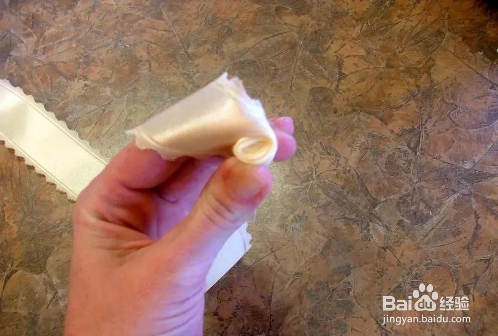 随手一根丝带卷出了漂亮的玫瑰，几分钟搞定一朵